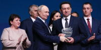 Владимир Путин наградил победителя премии «Служение» - Газета Огни Камы